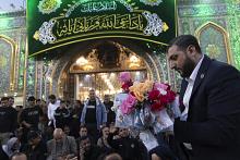 قسم الشؤون الفكرية يقدم أكاليل الورد للزائرين بذكرى ولادة الإمام المهدي (عجّل الله فرجه)