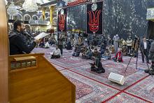 المؤمنون يشاركون في قراءة دعاء الندبة عند مرقد أبي الفضل العباس (عليه السلام)