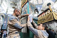 المباشرة بتركيب القواطع الخشبيّة المحيطة بشبّاك ضريح الحوراء زينب (عليها السلام)