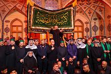 موكب أهالي كربلاء يحيي ذكرى شهادة الإمام علي (عليه السلام) في النجف الأشرف