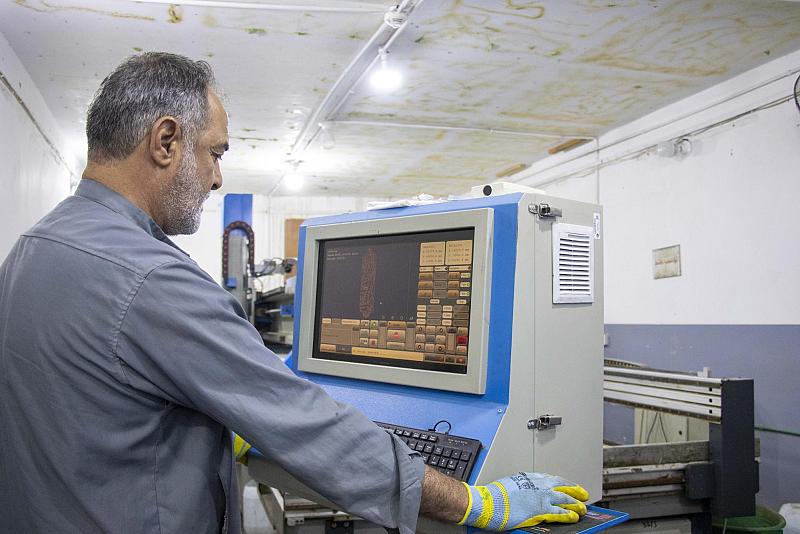 قسم صناعة الشبابيك يباشر النقش على الكتائب الخاصة بشباك إحدى نوافذ حرم مرقد أبي الفضل العباس (عليه السلام)