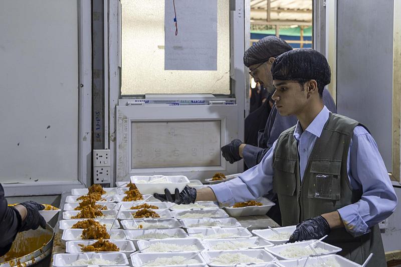في يوم عرفة.. قسم المضيف يقدم 13 ألف وجبة طعام للزائرين