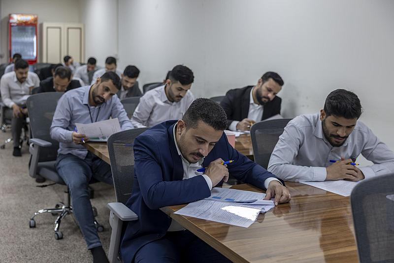 قسم التطوير يجري اختبار القدرات العامة لطلبة الدفعة السادسة في أكاديمية التطوير الإداري