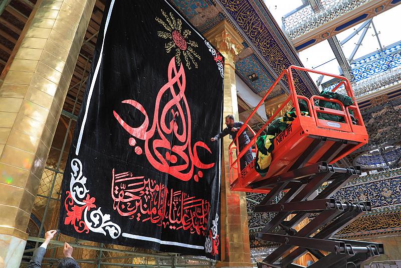 قسم رعاية الصحن يشرع بنشر لافتات الحزن المطرّزة بعبارات المواساة
