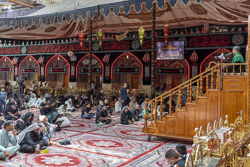 الزائرون يؤدون مراسم قراءة دعاء الندبة في صحن مرقد أبي الفضل العباس (عليه السلام)