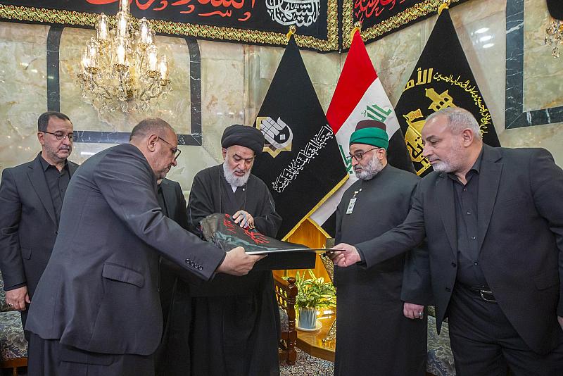 السيد الصافي يسلّم راية قبّة مرقد أبي الفضل العباس (عليه السلام) للأمين العام للعتبة العباسية المقدّسة