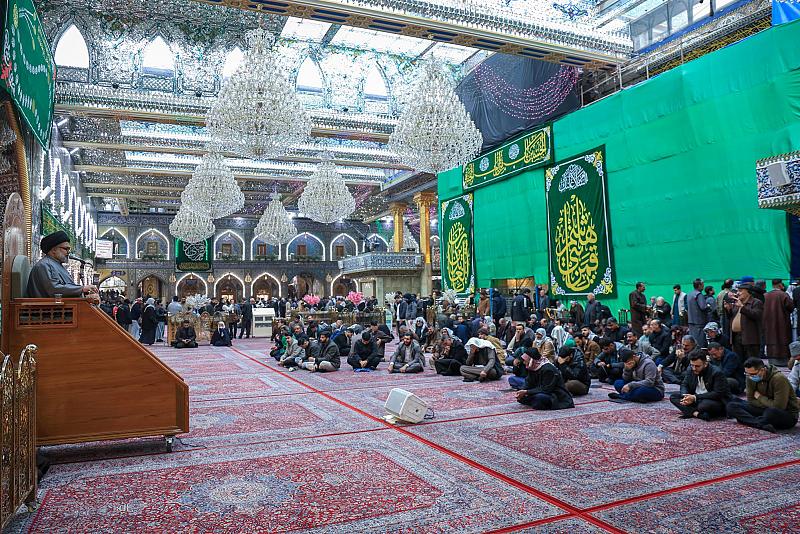 وسط أجواء إيمانية.. الزائرون يؤدون مراسم قراءة دعاء الندبة في صحن مرقد أبي الفضل العباس (عليه السلام)