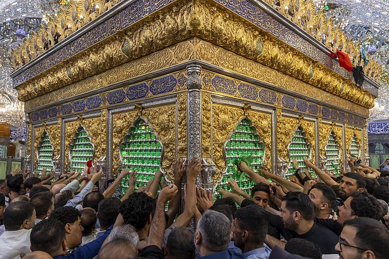 جموع الزائرين تحيي ليلة الجمعة عند مرقد أبي الفضل العباس (عليه السلام)