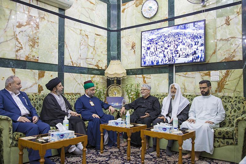 الأمين العام للعتبة العبّاسية يكرّم عدداً من قرّاء مئذنة العتبتَين المقدّستَين