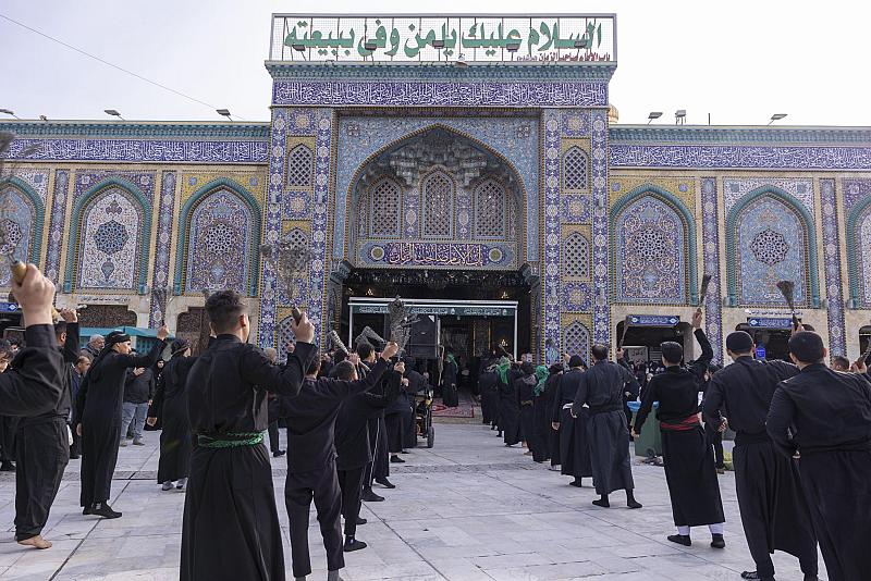 مواكب العزاء الكربلائية تحيي ذكرى شهادة الإمام الكاظم (عليه السلام) عند المرقدين الطاهرين