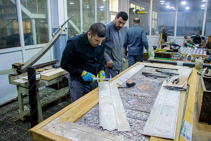 قسم صناعة الشبابيك يجري أعمال تركيب القطع المعدنية على باب المحسن (عليه السلام) الفضي