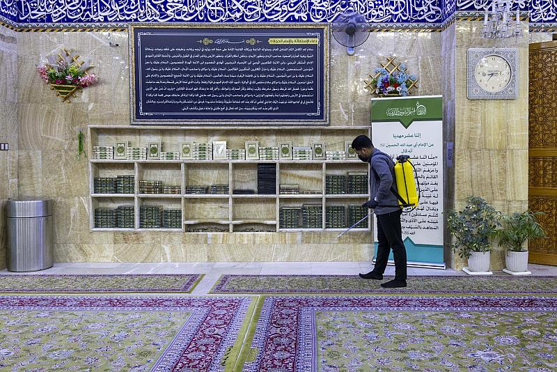 قسم الشؤون الخدمية ينفذ حملة تعفير في قسم مقام الإمام المهدي (عجّل الله فرجه الشريف)