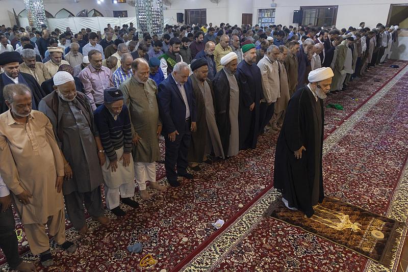 وفد العتبة العباسية المقدسة يقيم صلاة العشاءين جماعة في مسجد (خير العمل) في باكستان