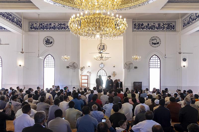 وفد العتبة العباسية المقدسة يقدم محاضرة عن سيرة السيدة الزهراء (عليها السلام) في باكستان