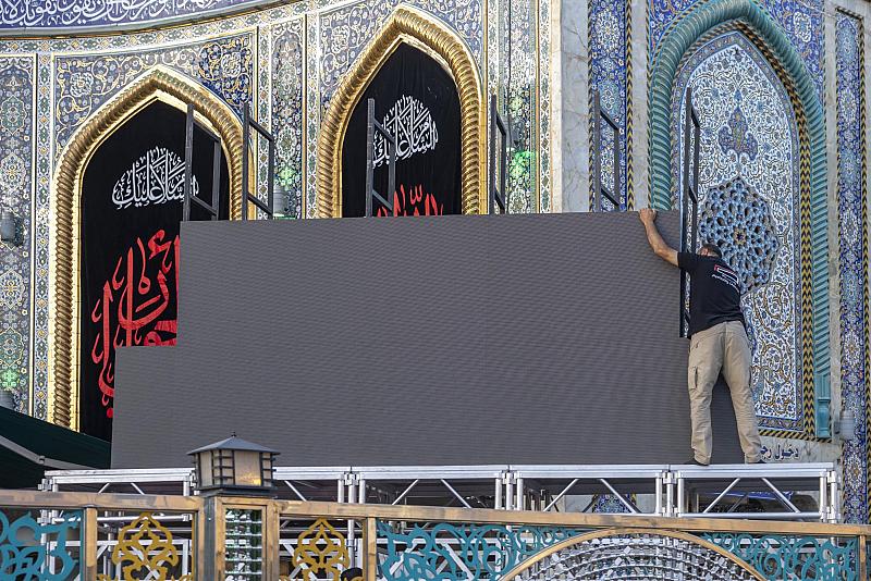قسم المشاريع ينتهي من نصب شاشات عرض في باب القبلة والصحن الشريف استعدادًا لمراسم تبديل الراية