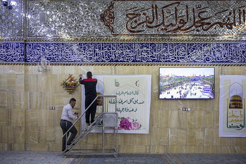قسم المقام ينشر لافتات الفرح بذكرى ولادة الإمام الرضا (عليه السلام)