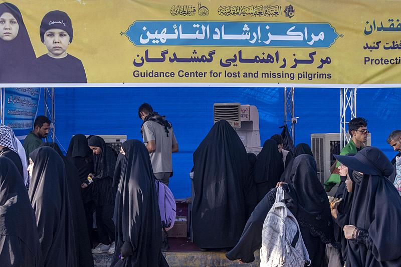 عبر محطته لإرشاد التائهين.. قسم المخازن يوفر أكثر من 150 ألف سوار تعريفي للزائرين