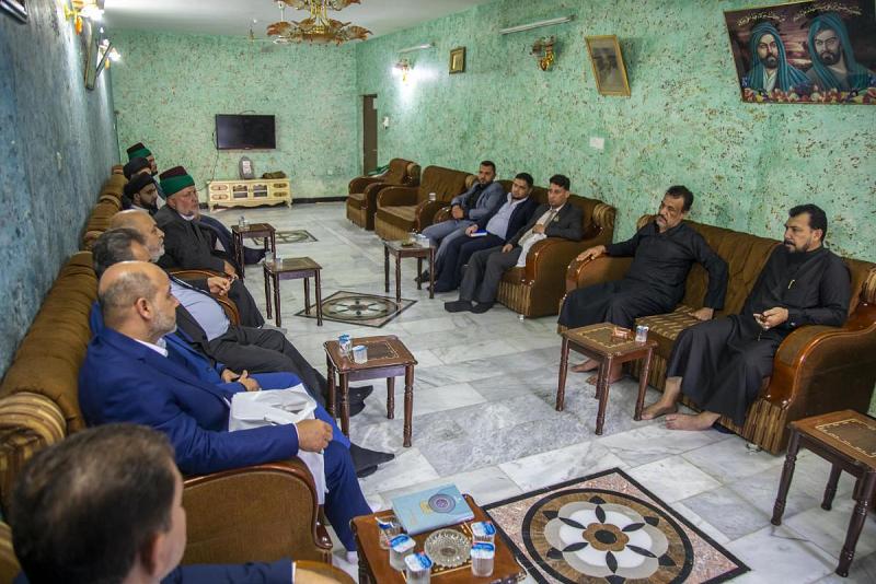 وفدُ العتبتَيْن المقدّستَيْن يقدّمُ تعازيه لذوي شهداء تفجير مدينة الصدر