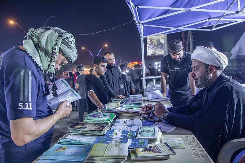 على محور بابل.. قسم الشؤون الدينية يقدم خدماته التبليغية والإرشادية لزائري الأربعين