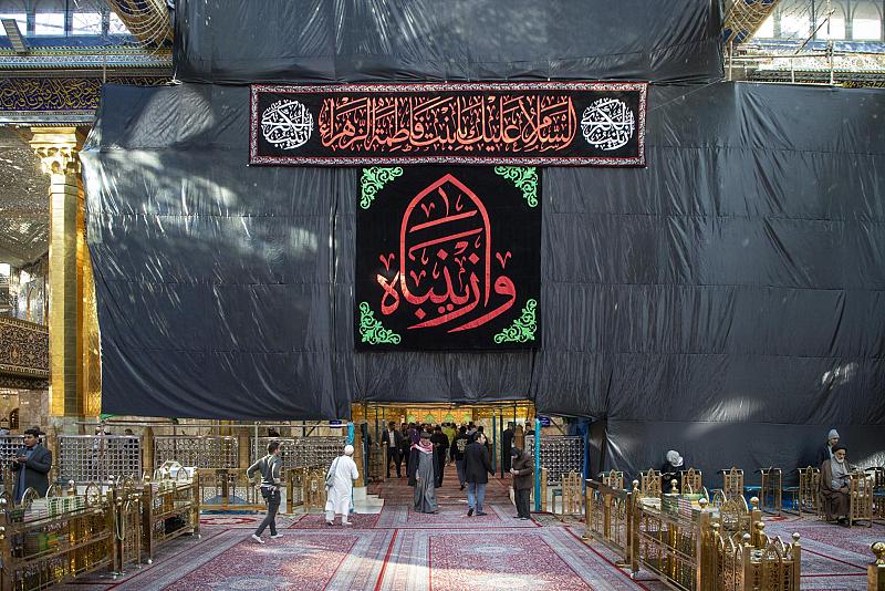 العتبة العباسية المقدسة تتشح بالسواد في ذكرى وفاة السيدة زينب (عليها السلام)