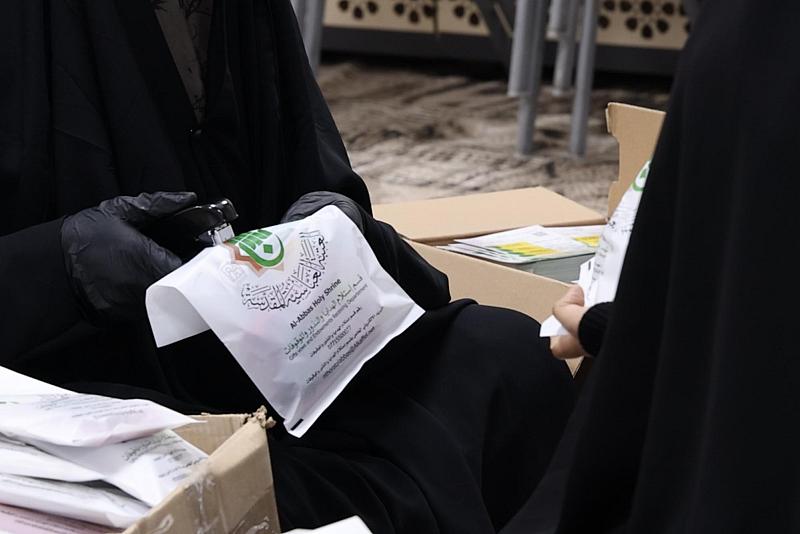 اللجنة التحضيرية تجهز الهدايا للطالبات المشاركات في حفل تخرج دفعة بنات الكفيل العاشرة