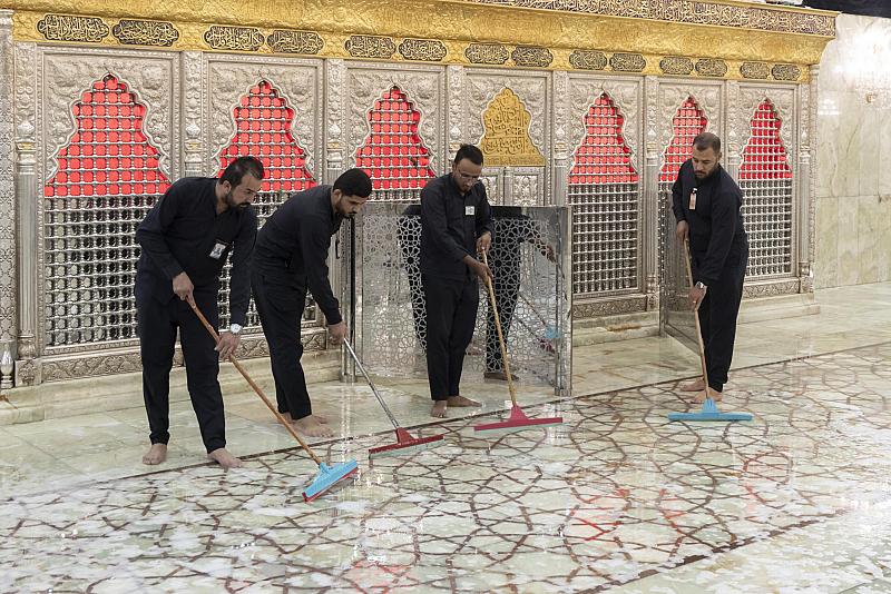 قسم رعاية الصحن الشريف ينهي أعمال غسل سرداب الإمام الحسين (عليه السلام) وفرشه