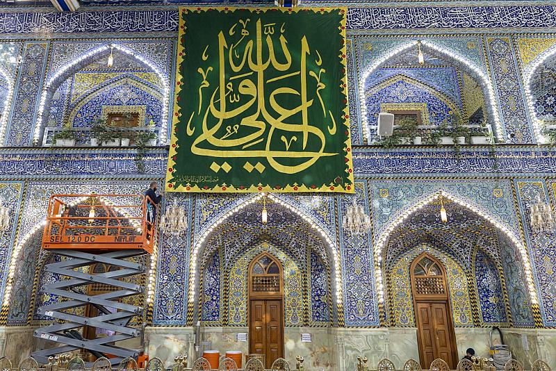 العتبة العباسية المقدسة تنشر لافتات الفرح بمناسبة ذكرى ولادة أمير المؤمنين (عليه السلام)