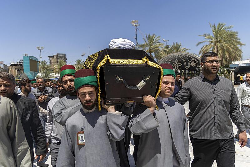 العتبة العباسية المقدسة تستقبل مراسم تشييع جثمان العلامة الشيخ محمد رضا القائيني النجفي