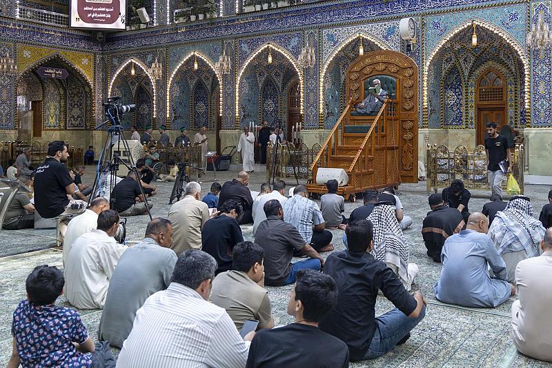 الزائرون يؤدون مراسم قراءة دعاء الندبة في صحن مرقد أبي الفضل العباس (عليه السلام)