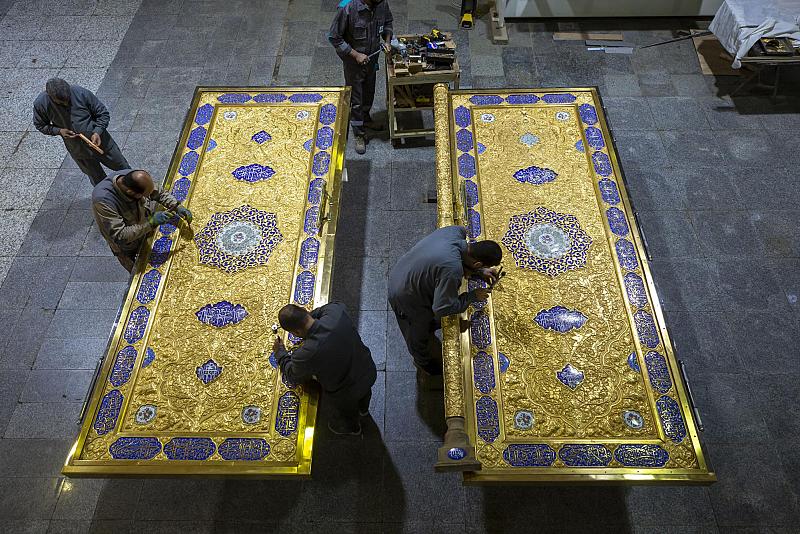 قسم صناعة الشبابيك يصل إلى المراحل النهائية في صيانة باب قبلة أبي الفضل العباس (عليه السلام)
