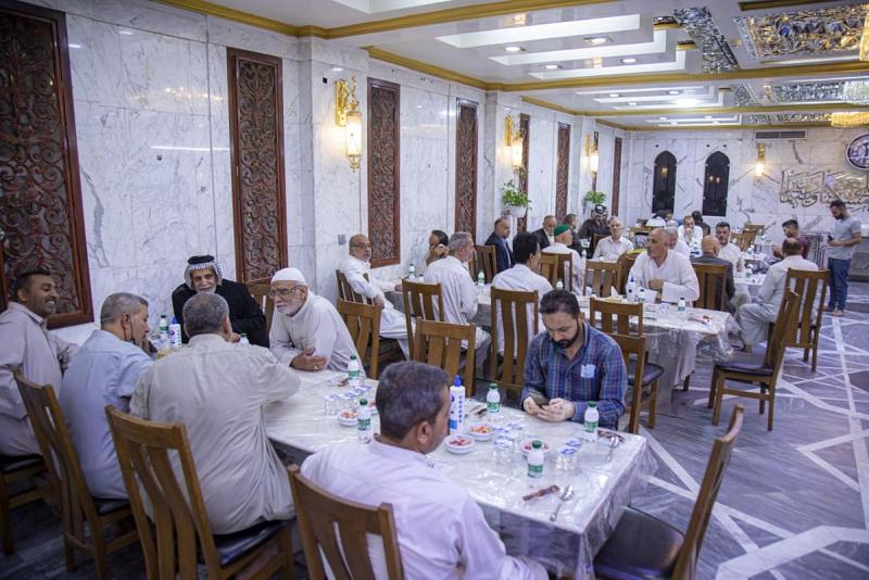 علاقتُنا متجذّرة منذ القِدم.. العتبةُ العبّاسية تُقيم مأدبة إفطارٍ لأصحاب المواكب الحسينيّة في كربلاء