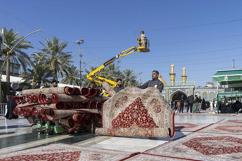عَبرَ فرشها بالسجاد .. قسم بين الحرمين الشريفين يهيّئ الساحة الوسطية لاستقبال زائري يوم عرفة