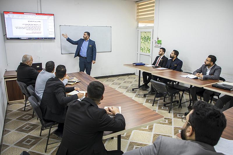 أكاديمية التطوير الإداري تنظم محاضرة عن التحديات الخارجية وأثرها في السلوك الوظيفي لطلبتها