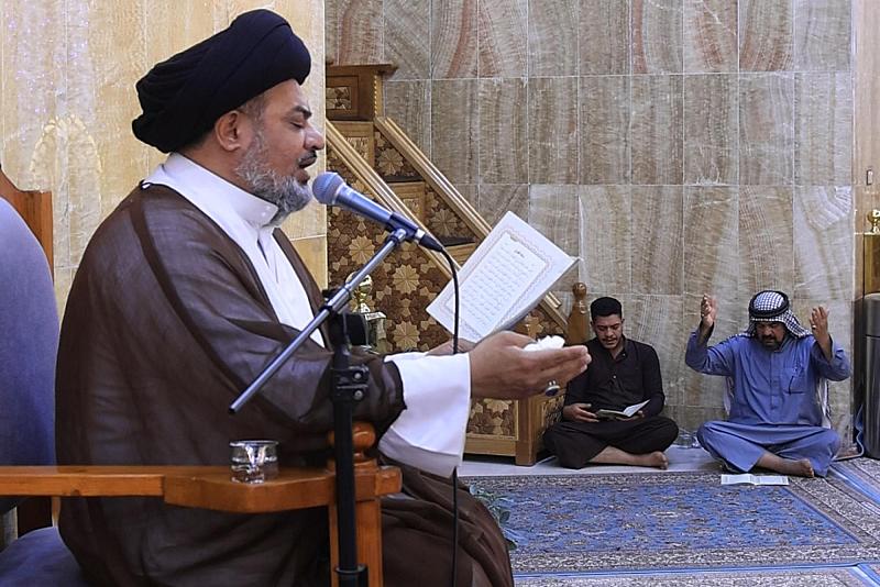 الزائرون يؤدون مراسم قراءة دعاء الندبة في مقام الإمام المهدي (عجّل الله فرجه)
