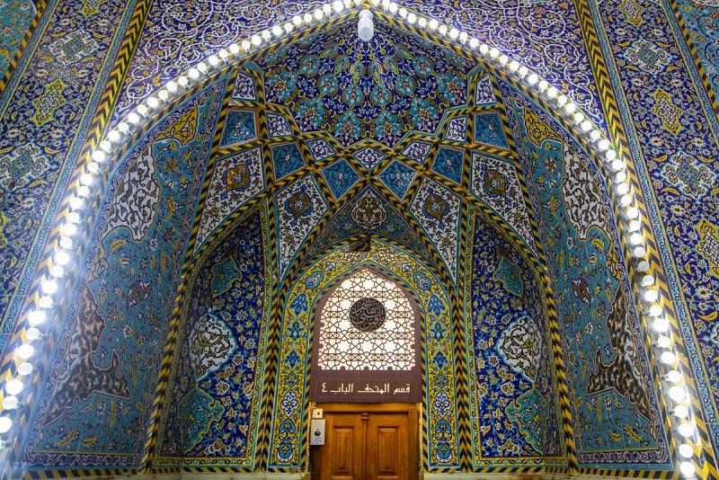 أواوينُ صحن أبي الفضل العبّاس (عليه السلام) تزدان بأشكالٍ ونقوشٍ زخرفيّة