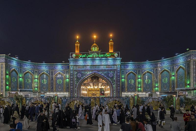 جموع الزائرين تحيي ليلة الجمعة عند مرقد أبي الفضل العباس (عليه السلام)