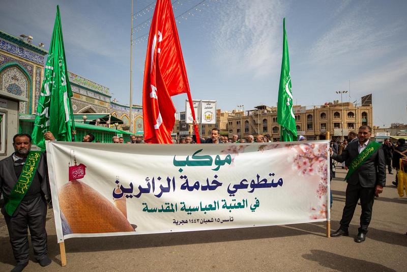 بعد انتهاء أعمال الخدمة: المتطوّعون يؤدّون أعمال زيارة الإمام الحسين وأخيه أبي الفضل (عليهما السلام)