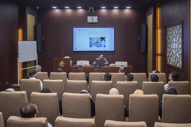 العتبة العباسية المقدسة تنظم دورة لطلبة جامعة الكوفة عن صيانة المخطوطات وترميمها