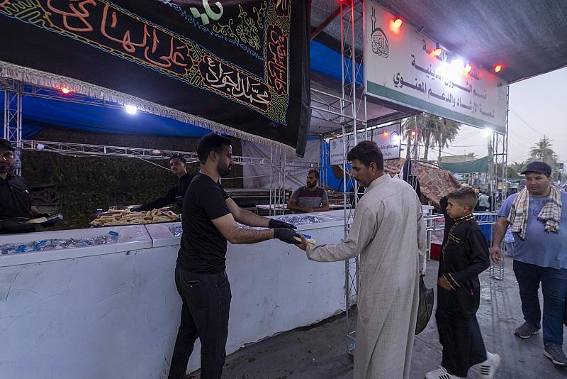 قسم الشؤون الدينية يقدم خدماته لزائري سامراء بذكرى شهادة الإمام الحسن العسكري (عليه السلام)