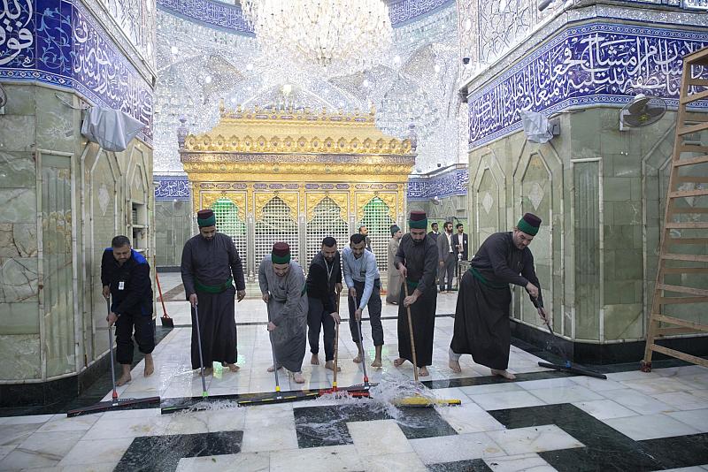 ملاكات العتبة العباسية المقدسة تُنهي أعمال غسل حرم مرقد أبي الفضل العباس (عليه السلام)