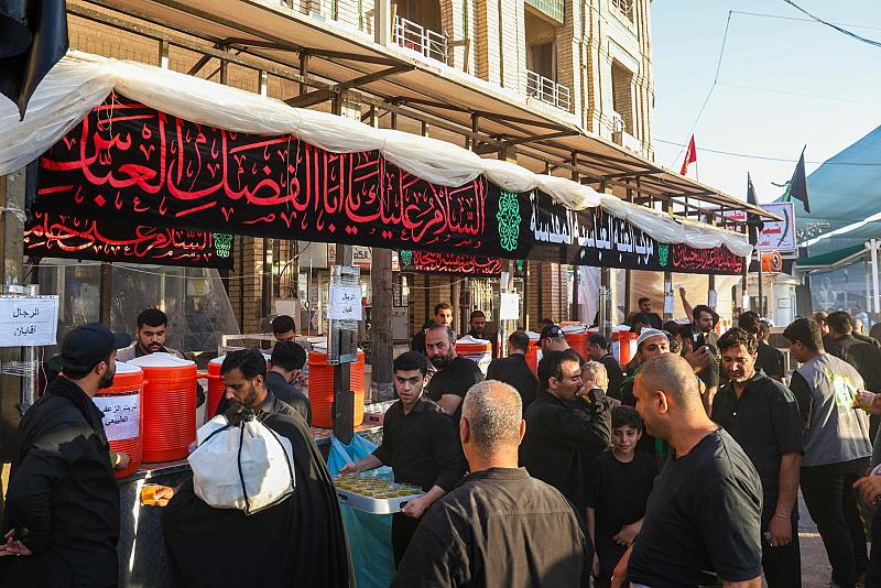 موكب العتبة العباسية المقدسة يواصل تقديم خدماته للمشاركين في مراسم عاشوراء
