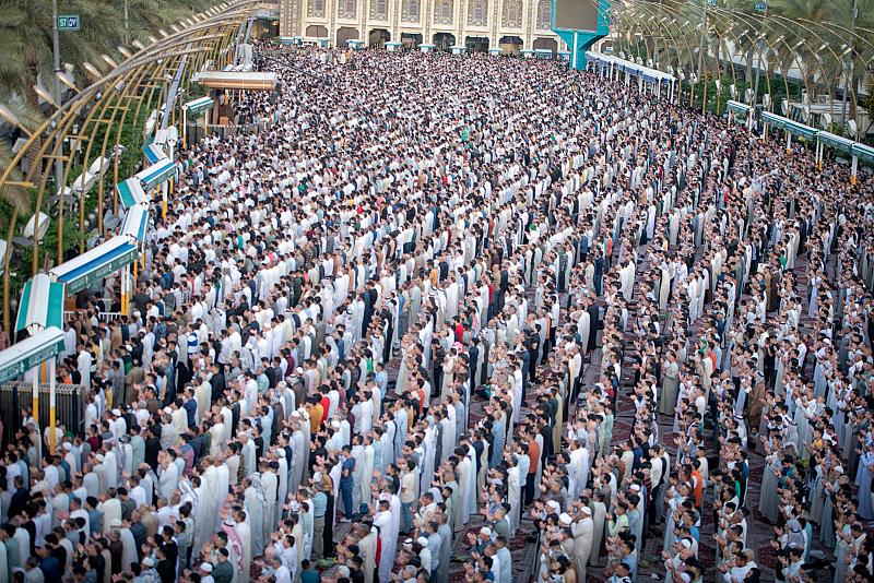 جموع كبيرة من المؤمنين تحيي شعيرة صلاة عيد الفطر عند مرقد أبي الفضل العباس (عليه السلام)