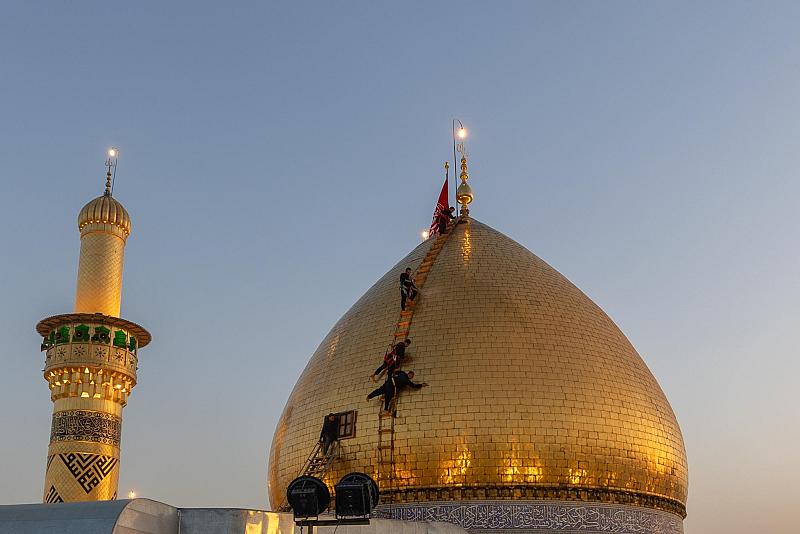قسم رعاية الصحن ينفّذ أعمال غسل قبّة ومنارتي مرقد أبي الفضل العباس (عليه السلام)