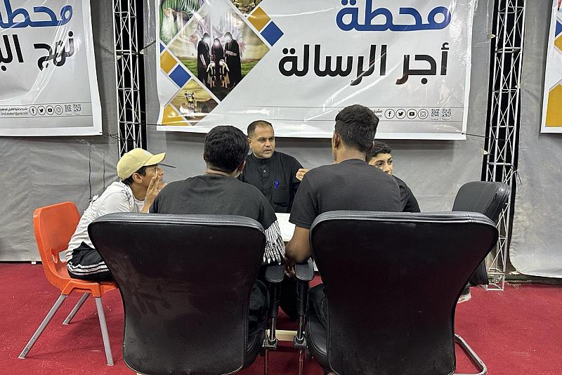 مشروع أجر الرسالة ينشر تعاليم أهل البيت (عليهم السلام) في طريق زائري الأربعين