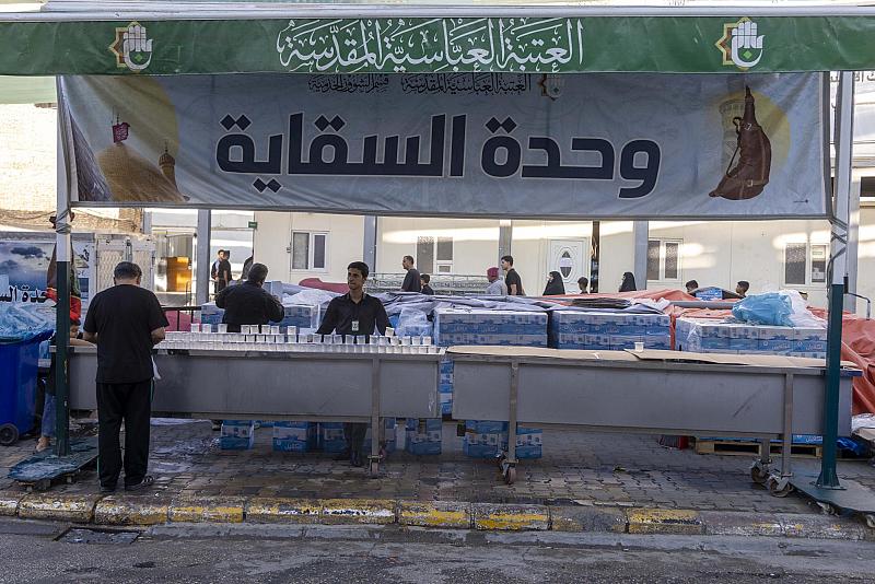 عبر موكبه الخدمي.. قسم الشؤون الخدمية يوفر مياه الشرب للزائرين
