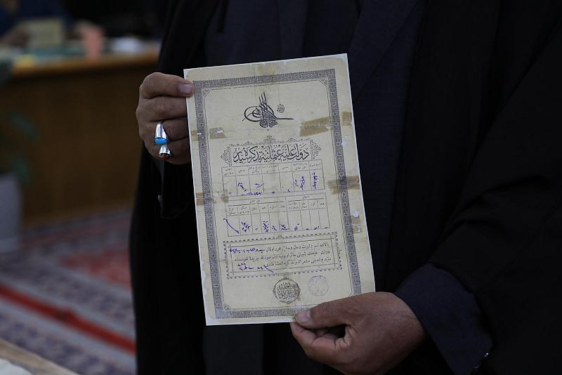 قسم الشؤون الفكرية يرمّم صوراً ووثائق تاريخية لمدينة كربلاء