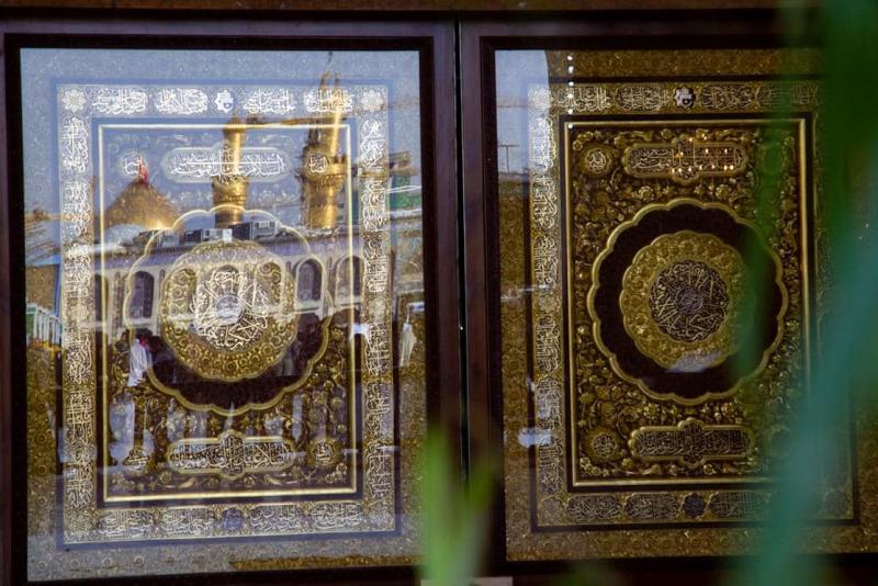 المباشرةُ بتثبيت مصراعَيْ بوّابة الإمام الحسن (عليه السلام) في صحن أبي الفضل العبّاس (عليه السلام)