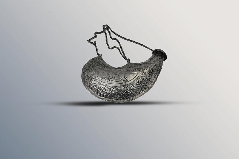 متحف الكفيل يستعرض قربة ماء فضية مزخرفة ضمن مقتنياته التراثية