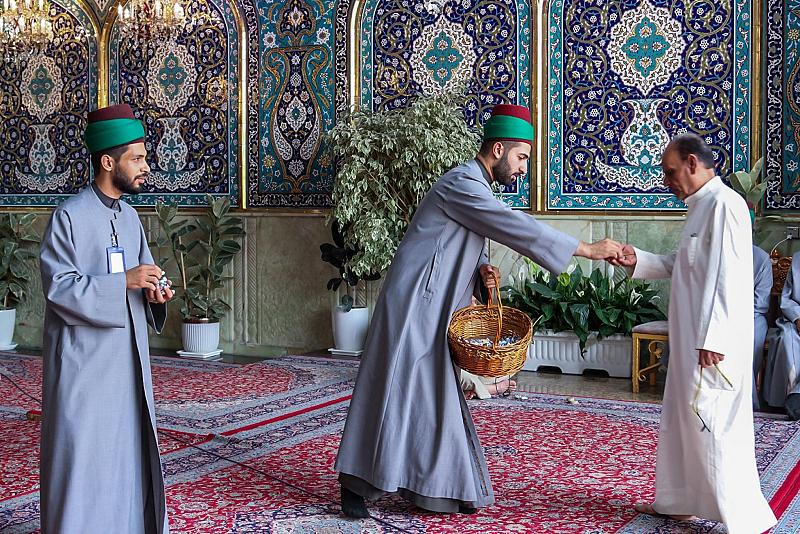 شعبة السادة الخدم تقدم هدايا تبركية للزائرين بذكرى ولادة الإمام الرضا (عليه السلام)