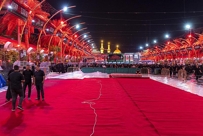 استعدادًا لعزاء ركضة طويريج.. فرش ساحة بين الحرمين بـ 10 آلاف متر مربع من السجاد 
